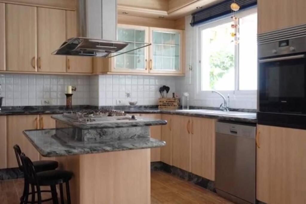 Gezellige Villa Met Prachtig Zicht En Zwembad Arona  Exterior photo