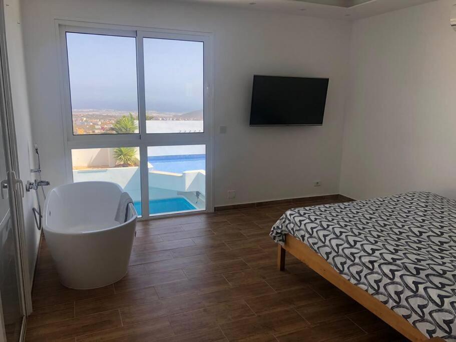 Gezellige Villa Met Prachtig Zicht En Zwembad Arona  Exterior photo